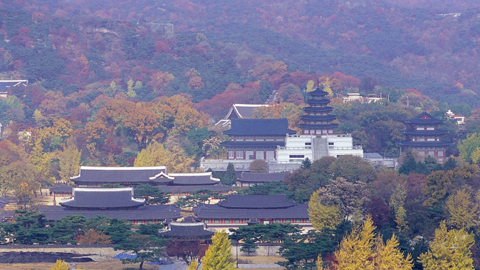 Korean royal palace Gyeongbokgung in autumn
