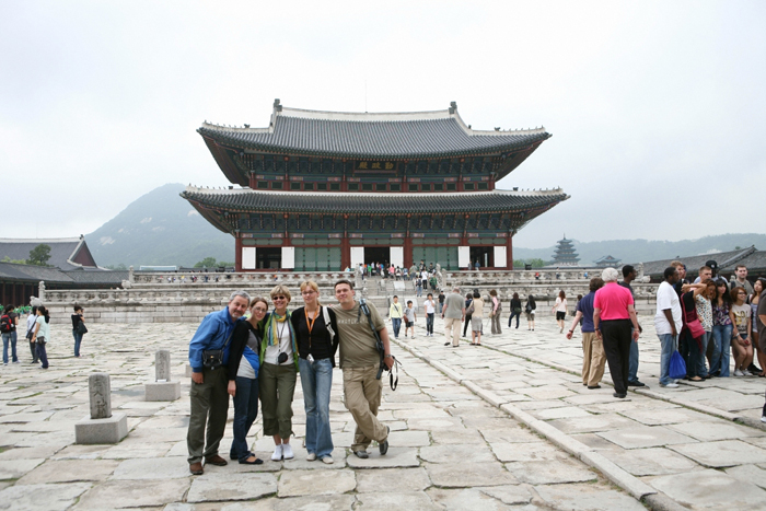 Tourists at Korean royal palace Gyeongbokgung