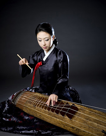 six-stringed Korean bass zither plyer