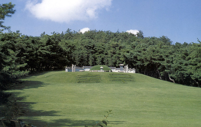 Grave of Admiral Yi Sun-shin