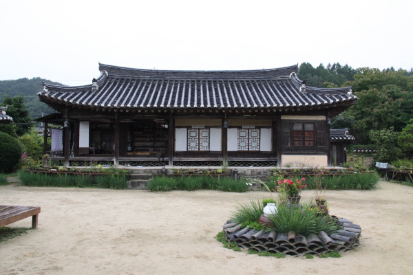 Hanok sarangchae guest room