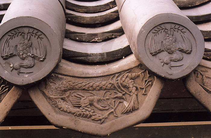 Dragon and phoenix roof tile of Korean royal palace