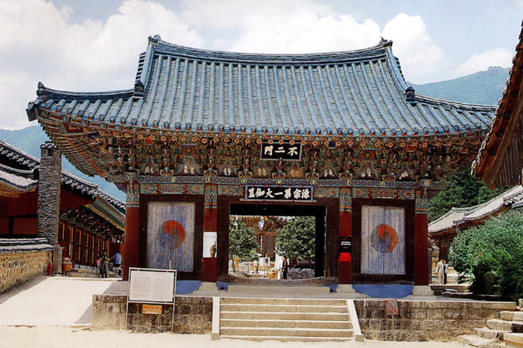 Gate leading to courtyard of main temple building