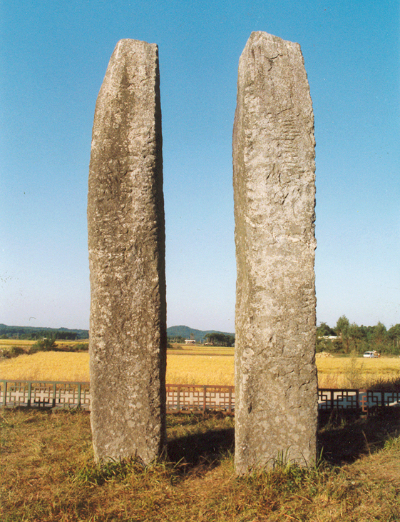 Stone pillar milestone showing Buddhist temple