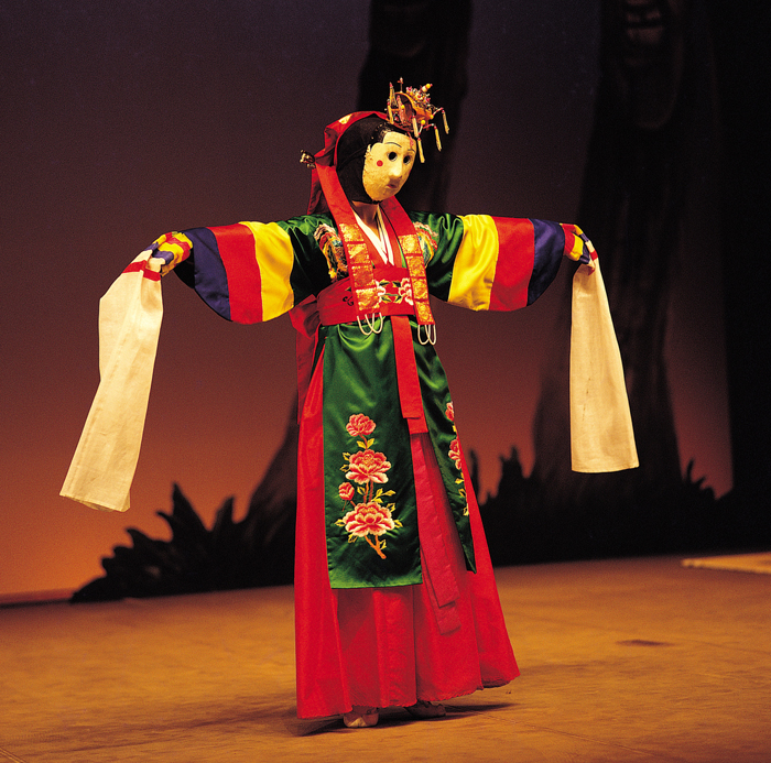 Young shaman Korean mask dance