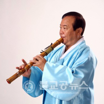 Danso Korean vertical bamboo oboe player