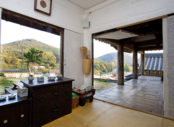 Ondol room and maru floor of Hanok