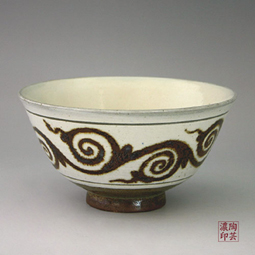 White Porcelain Bowl with Gyeryongsan Style Dark Brown Arabesque Design 