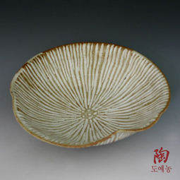 Lotus Leaf Plate Pottery with Buncheong White Design