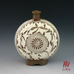 Flower Bottle Buncheong Pottery with Sgraffiato Design in Brown 